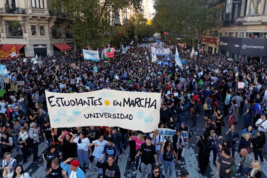 Estudantes argentinos ocupam faculdades em protesto contra o veto de Milei. Entenda o que está em jogo nessa luta por educação