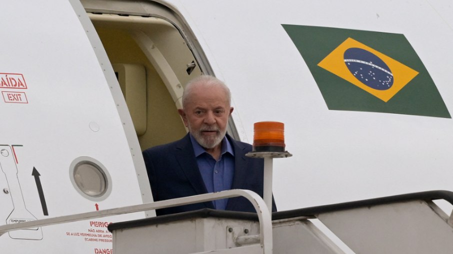 Presidente Lula retorna ao Brasil após percalços em voo, participando de evento no México. Saiba todos os detalhes