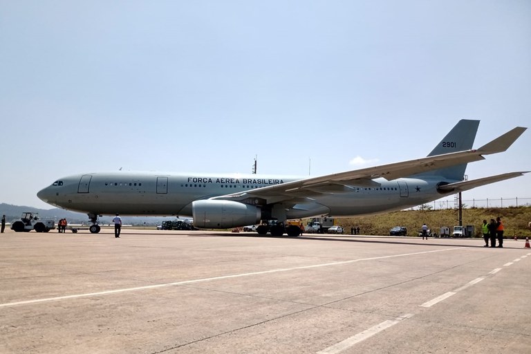 Avião da FAB parte rumo ao Líbano para repatriar brasileiros e levar doações de saúde