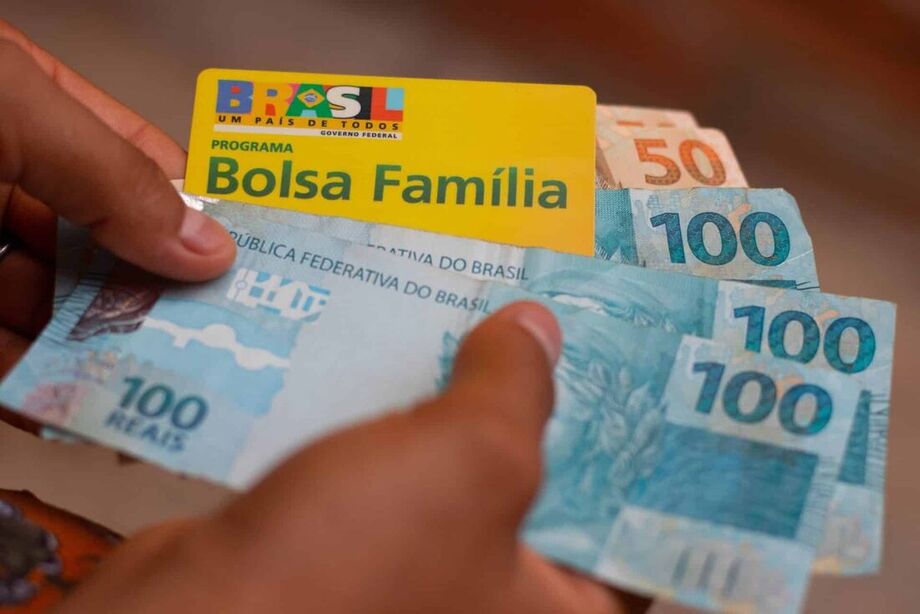 Senado adia projeto do 13º do Bolsa Família; impactos fiscais e desafios discutidos