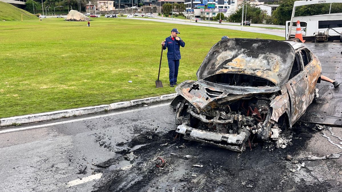 Incêndios em veículos geram caos em Florianópolis; entenda a situação e as ações do governo catarinense