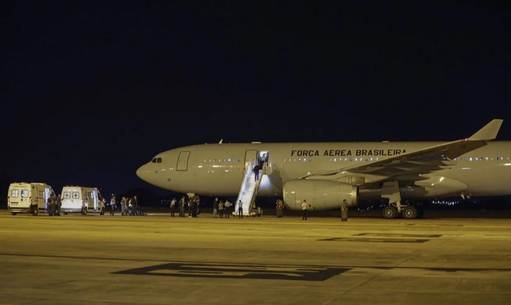 Operação de repatrição de brasileiros do Líbano é adiada devido a questões de segurança. Entenda os detalhes