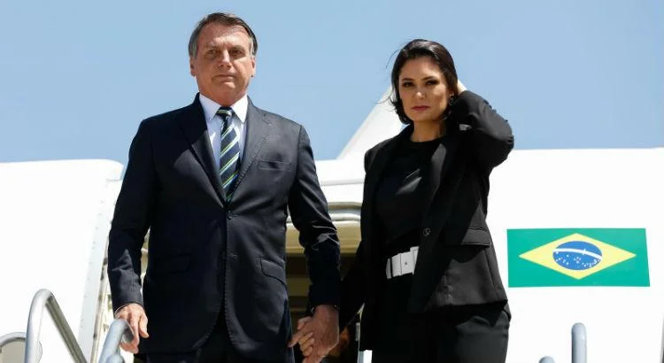 Bolsonaro prefere que Michelle não entre na política, mas ela considera candidatura ao Senado. Entenda essa situação