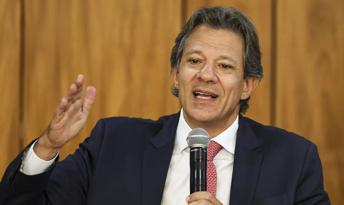 Haddad fala sobre revisão do PIB e expectativas de inflação em 2024. Descubra as implicações para a economia brasileira