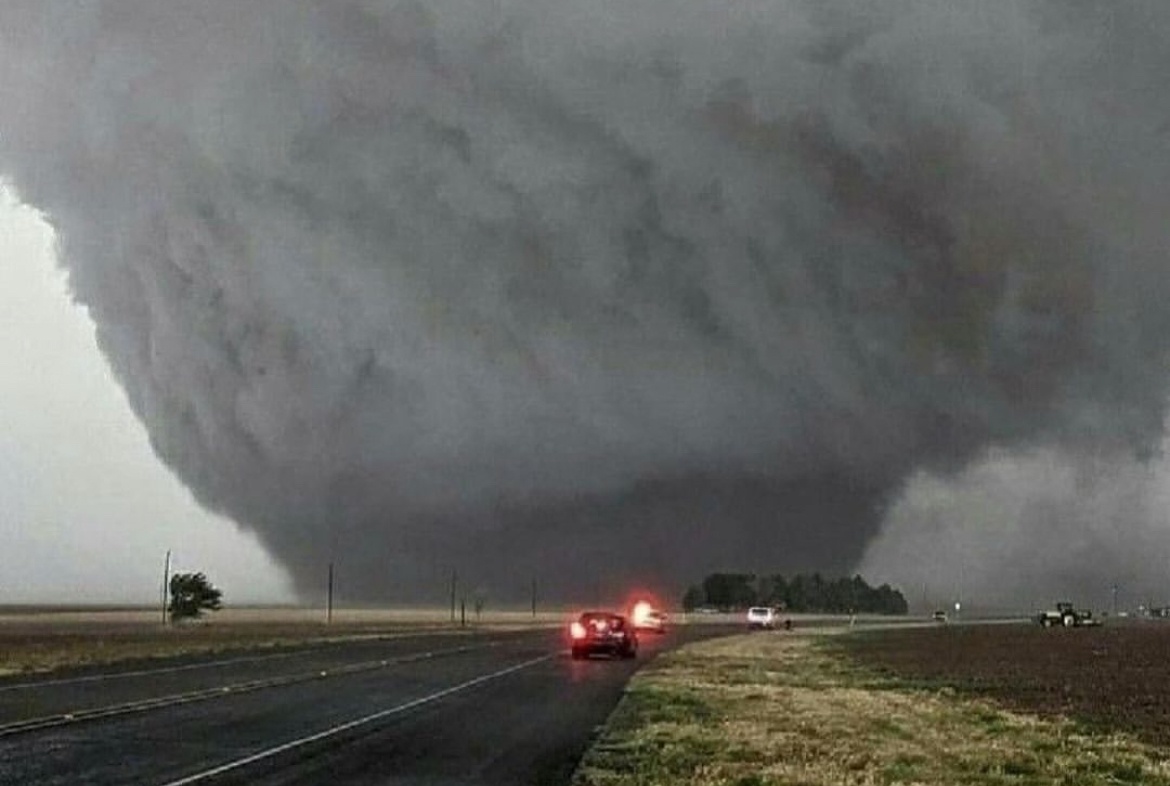 Furacão Milton atinge a Flórida com ventos de 190 km/h, causando destruição e inundações; impactos ainda em avaliação