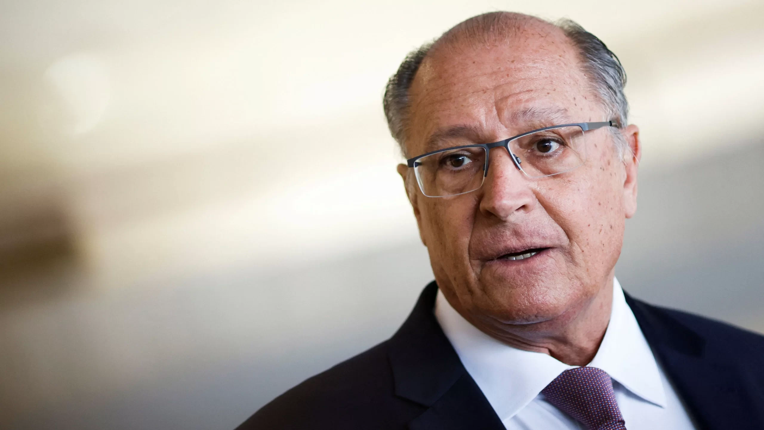 Alckmin se posiciona contra a privatização da Petrobras e analisa o impacto nas políticas públicas